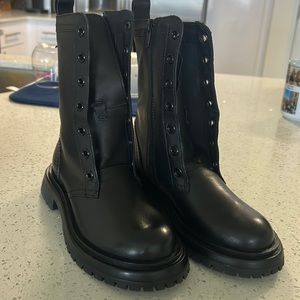 Zara girl or boy boot size euro 32 US size 1